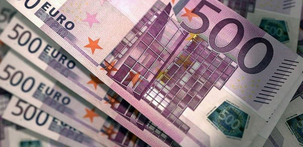 Rus vatandaşlarına ait yaklaşık yarım milyar euro değerindeki 30 gayrimenkul varlıkları da donduruldu.