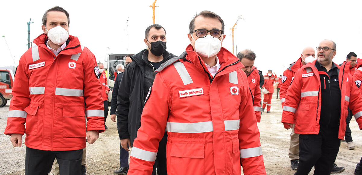 Enerji ve Tabii Kaynaklar Bakanı Fatih Dönmez, proje izleme ofisinde yetkililerle basına kapalı toplantı gerçekleştirdi.