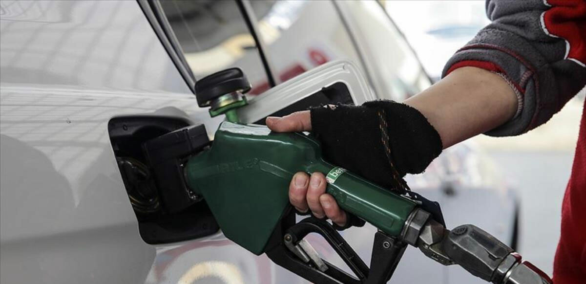 Brent petrol varil fiyatındaki yükseliş sonrası beklenen yurt içindeki motorin ve benzine yönelik zam gece yarısından itibaren geçerli olmak üzere yapıldı.