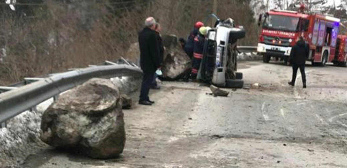 Trabzon’da kaya parçası yoldan geçen aracın üzerine düştü