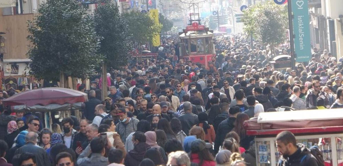 Güneşi gören İstiklal Caddesi&#039;ne akın etti