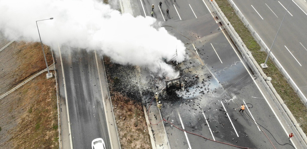 Çarpışmanın etkisiyle alev alev yanan tır ve otomobil dron ile havadan görüntülendi.