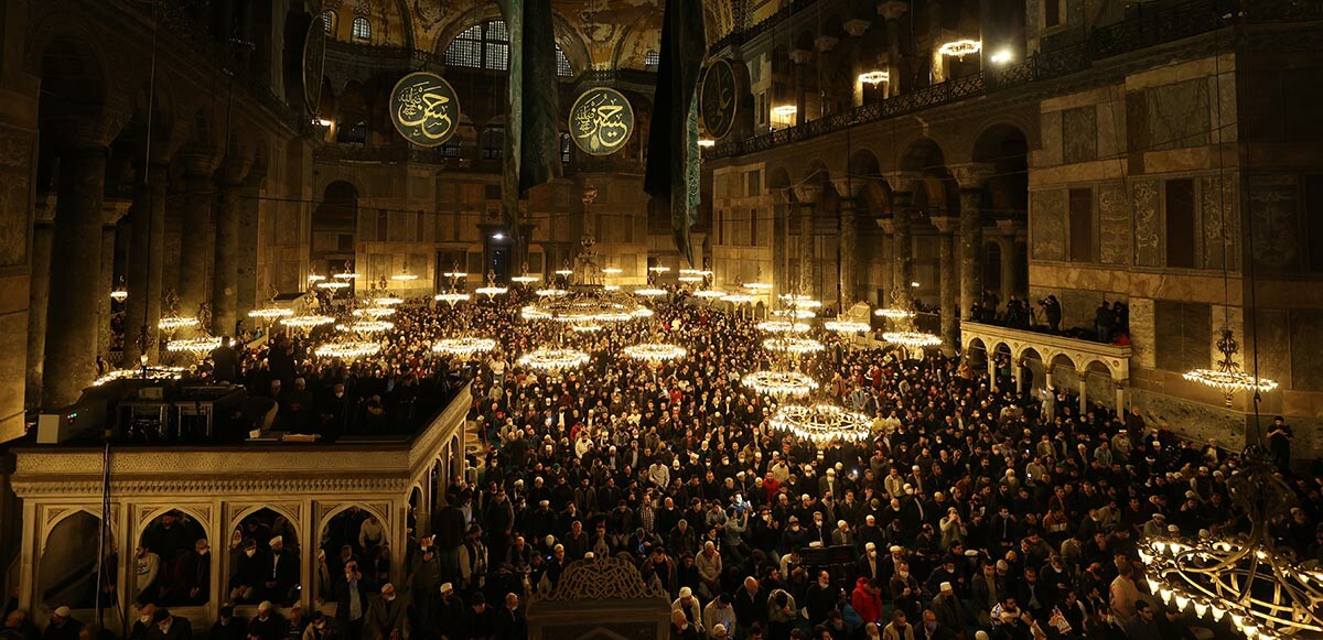 Ayasofya&#039;da 88 yıl sonra teravih namazı heyecanı: Vatandaşlar akın etti