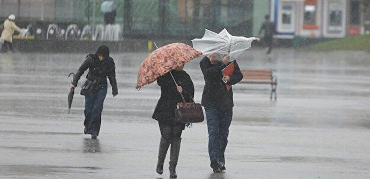 Meteoroloji 49 kentte sarı ve turuncu kodlu alarm verirken hızı saatte 80 km'yi bulması beklenen fırtınaya karşı vatandaşları uyardı.