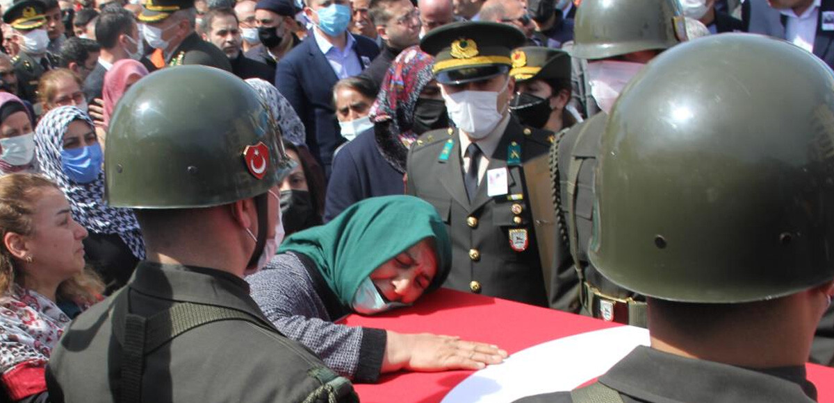 Şehidin babası ve ikiz kardeşi birbirlerine sarılarak gözyaşı döktü.