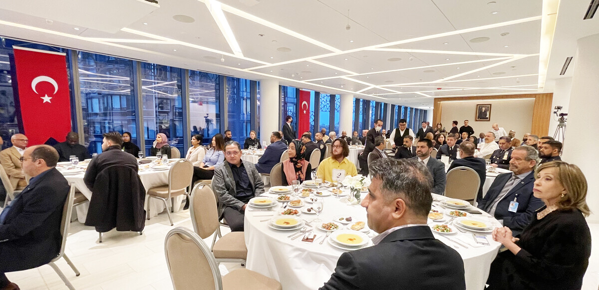 İftara birçok konsolos ve farklı dinlerden kanaat önderleri de katıldı.