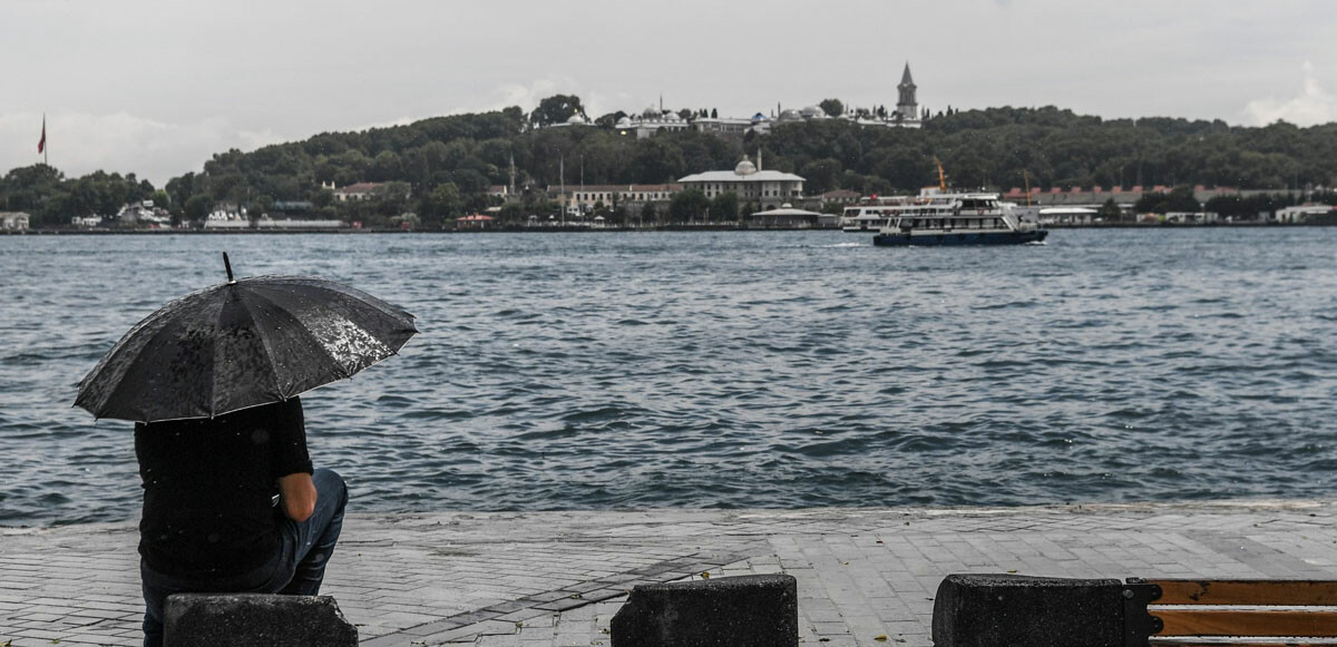 Uzmanlar, İstanbul'da hafta boyu etkili olması beklenen yağışın hava sıcaklığını mevsim normallerine düşüreceğini bildirdi.