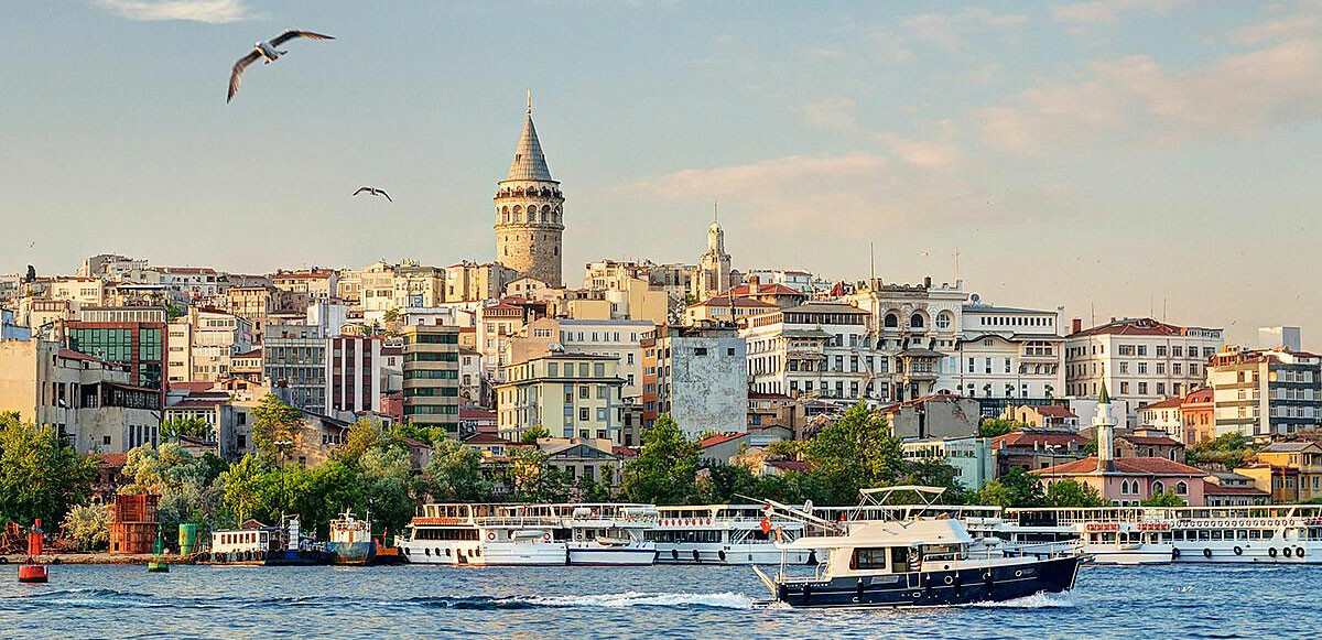 İstanbul'da dün gece saatlerinden itibaren etkili olan sis nedeniyle deniz ulaşımı aksadı.