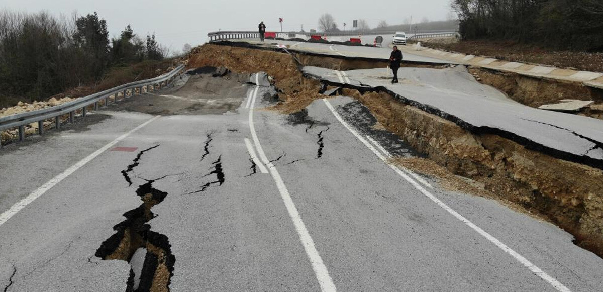 Sağanak yağış heyelana sebep oldu, çatlak yol tamamen çöktü