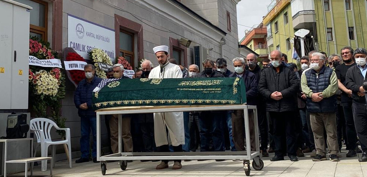 Coşkun Aral, annesinin yemek tariflerini kitap haline getirmişti.