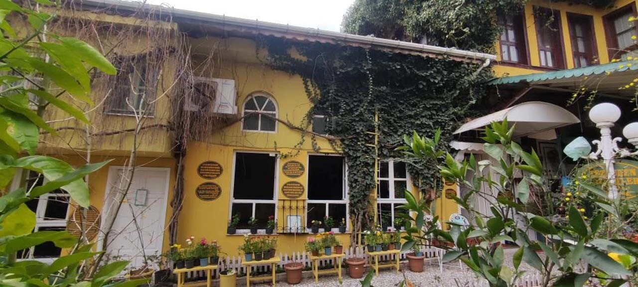 Bu eve giren dua etmeye başlıyor! Evlenmek isteyen de geliyor iyi bir iş bekleyen de