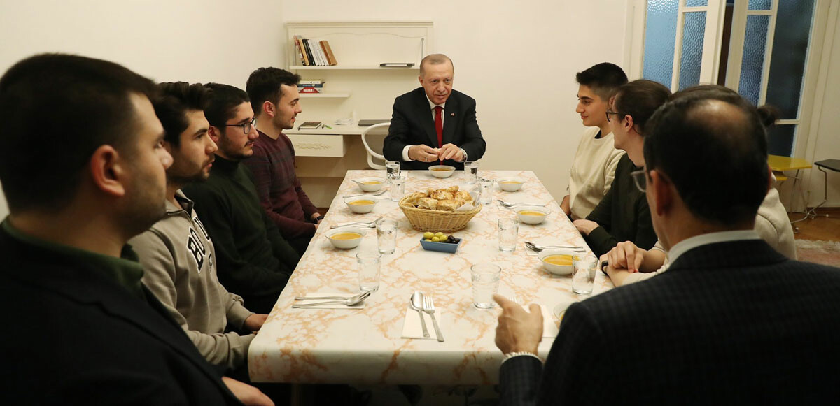 Cumhurbaşkanı Erdoğan öğrenci evinde iftar yaptı