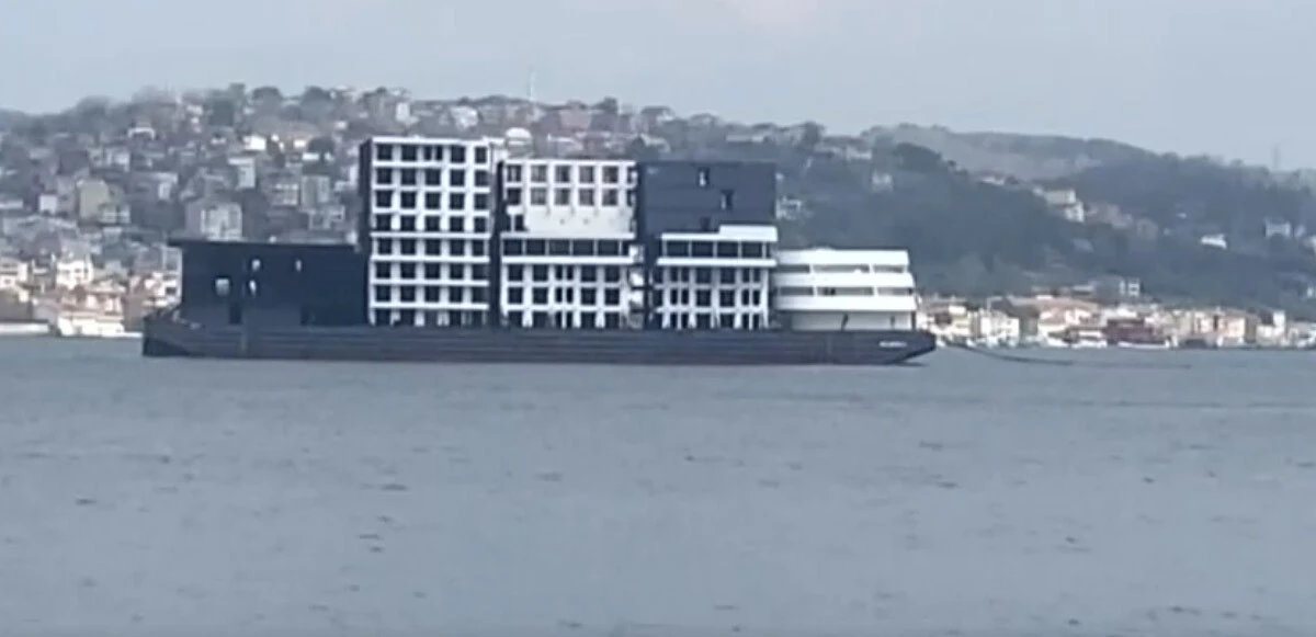İstanbul Boğazı'ndan 'apartman' geçti