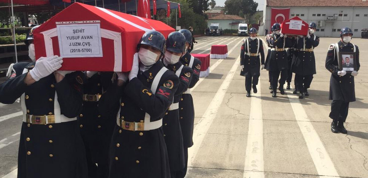 Adana'da jandarma aracıyla otomobilin çarpışması sonucu 2 asker şehit oldu.