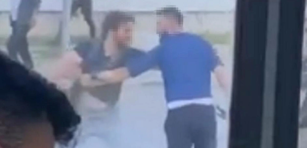 Kavgayı ayırmaya çalıştı bıçaklandı, kimse oralı olmadı