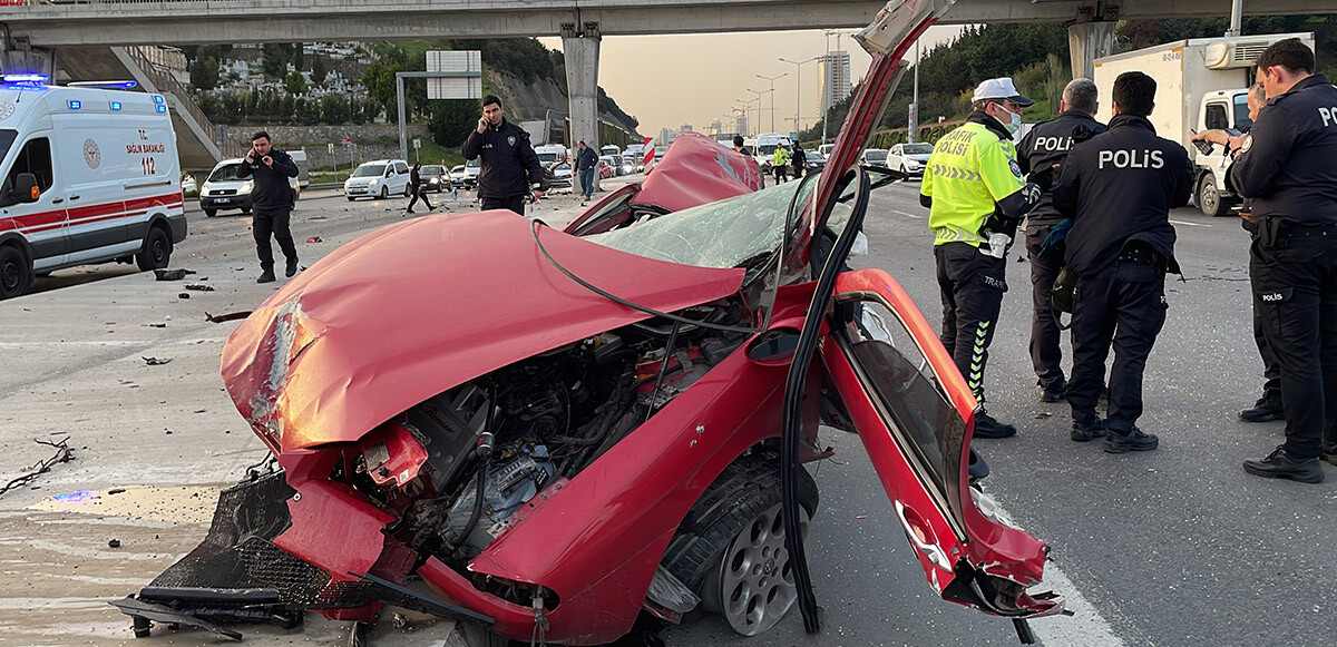 Maltepe&#039;de feci kaza: Otomobil ikiye ayrıldı, sürücüsü yola fırladı