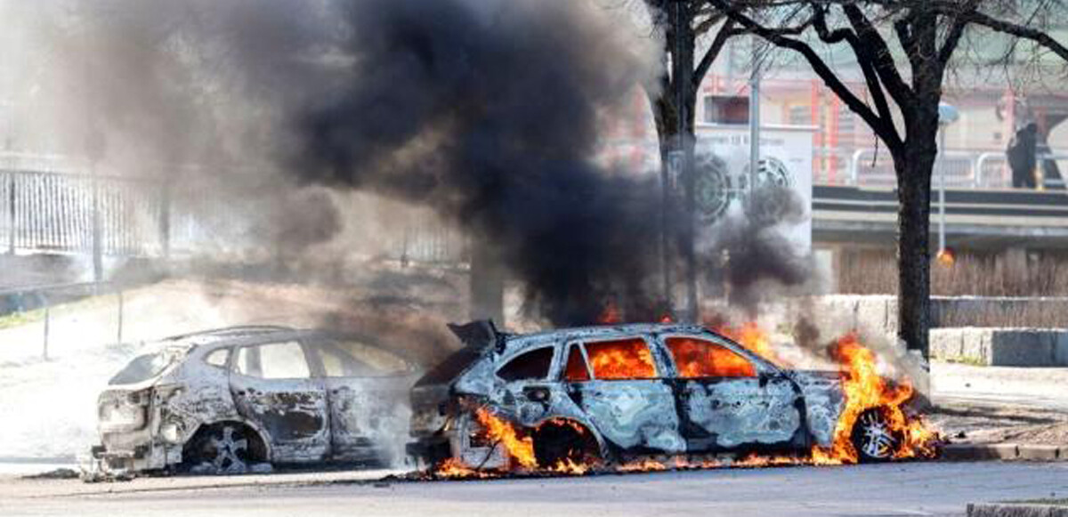 Kuran&#039;a karşı çirkin protestolarda onlarca kişi tutuklandı