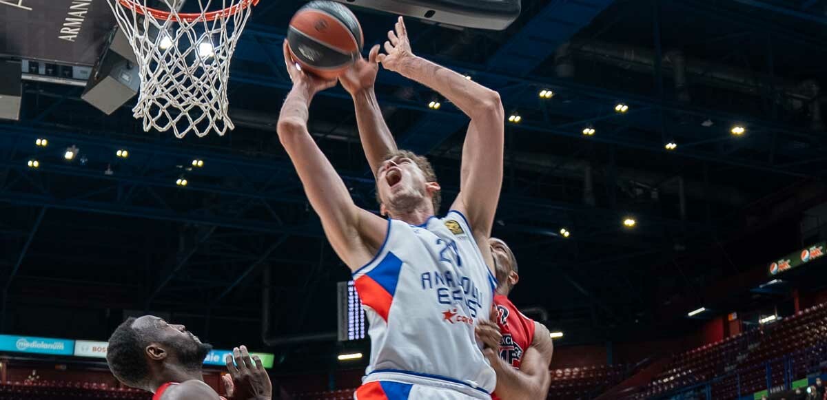 Anadolu Efes seride 1-0 öne geçti