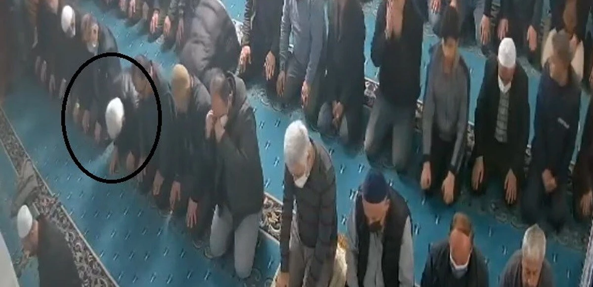 Camide namaz kılarken hayatını kaybetti