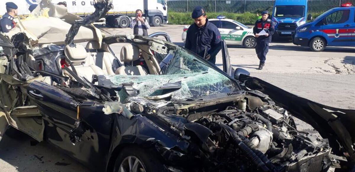 TEM’de feci kaza! Tıra ok gibi saplanan otomobilden yaralı kurtuldular