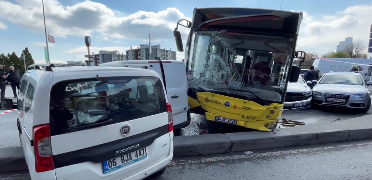 Kağıthane&#039;de zincirleme kaza: Şoförü kalp krizi geçiren İETT otobüsü 6 araca çarptı