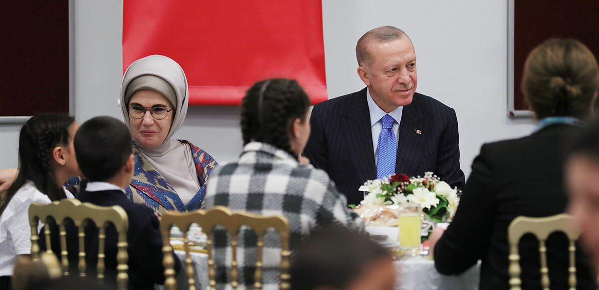 Cumhurbaşkanı Erdoğan, Kur'an-ı Kerim okunan programda çocuklara hediye verdi.