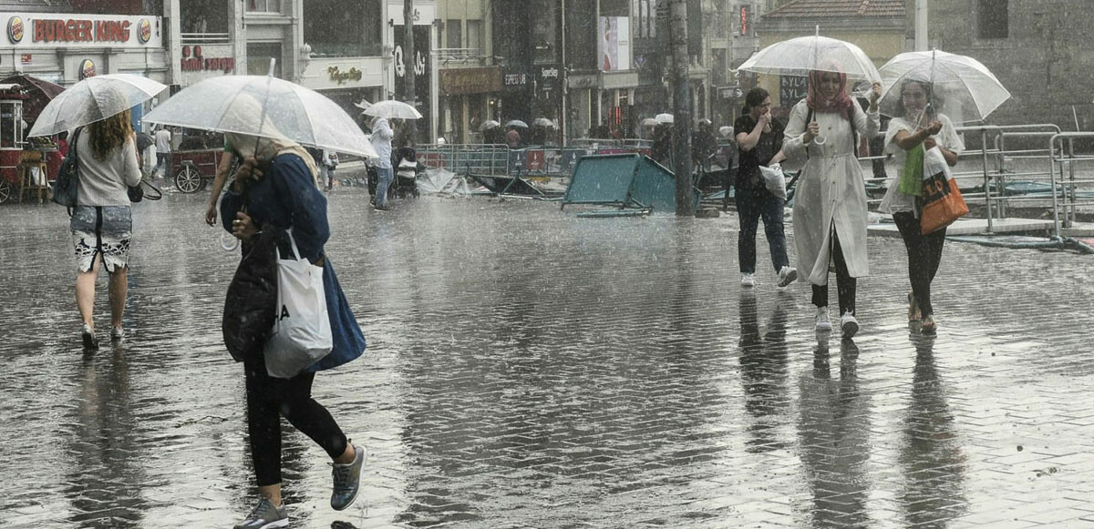 Meteoroloji'nin raporuna göre ülke genelinde hafta boyu yer yer gök gürültülü sağanak beklenirken hava sıcaklıkları ise mevsim normalleri civarında seyredecek.