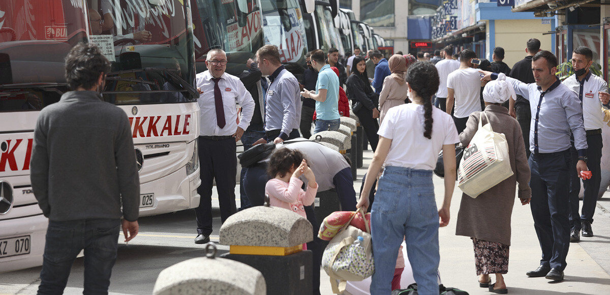 Vatandaşların mağduriyet yaşamamak için biletlerini otobüs firmalarından alması gerektiği vurgulandı.