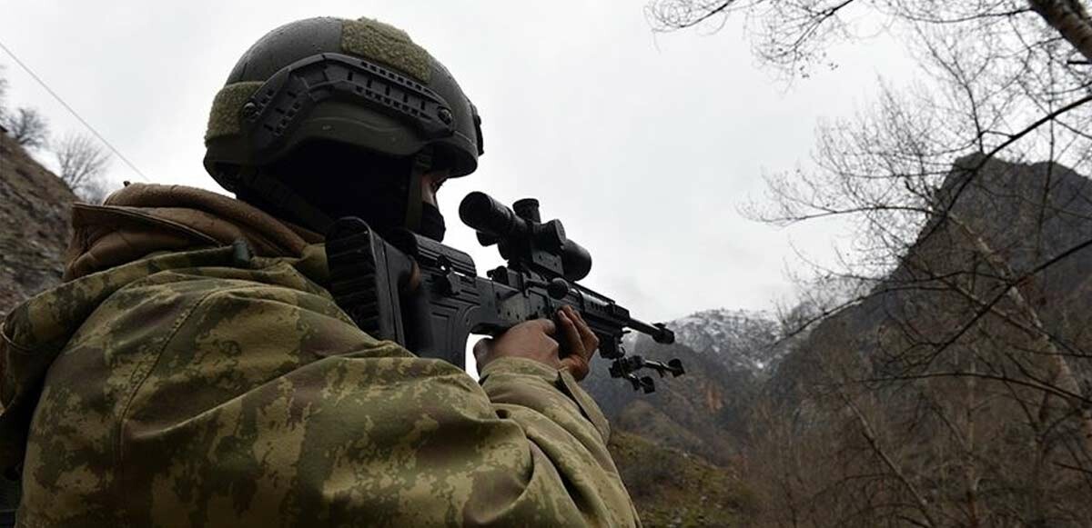 Türk askeri teröristlerin inlerine girmeye devam ediyor.