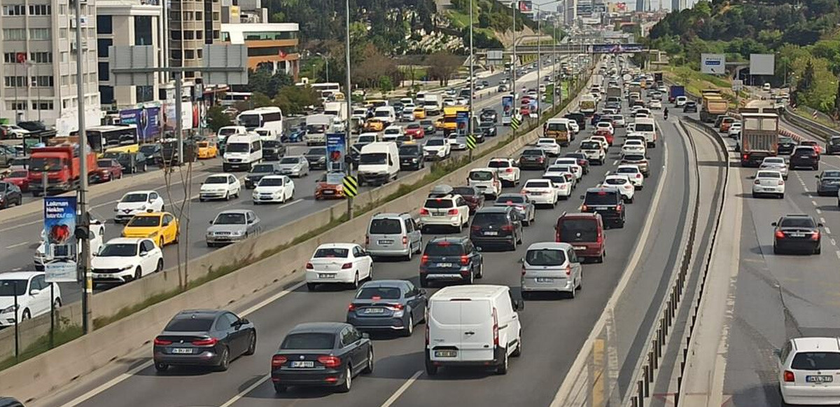 İBB verilerine göre, trafik yoğunluğu yüzde 60 olarak ölçümlendi.