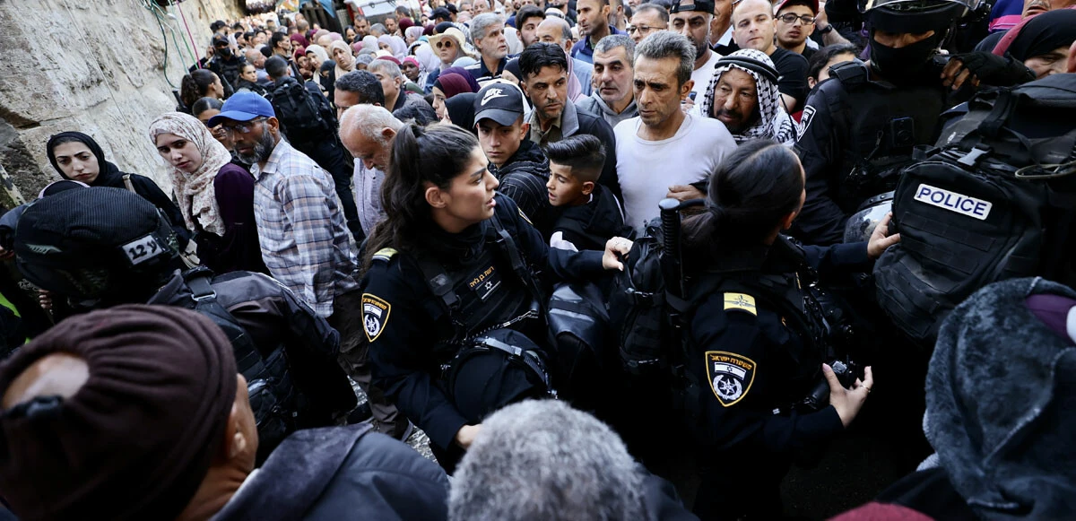Sabah namazının ardından Mescid-i Aksa'ya baskın: 42 yaralı