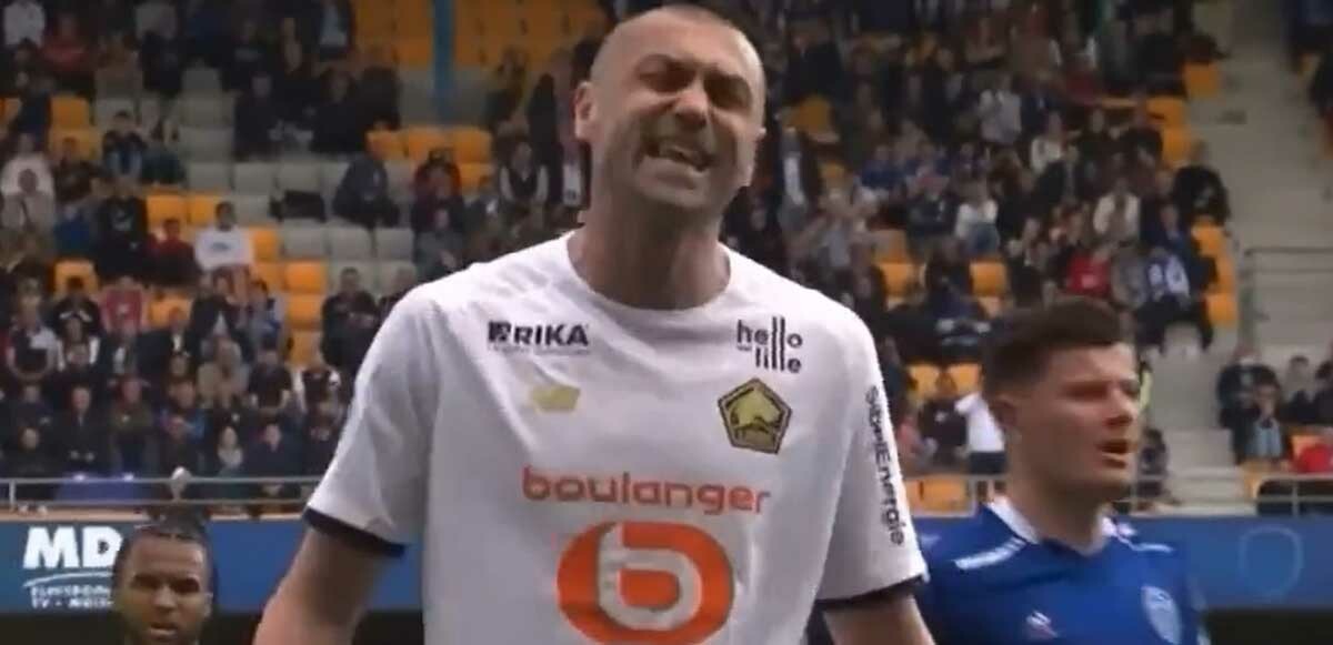 Burak Yılmaz&#039;ın oyundan çıkarken verdiği tepkiler gündem oldu!