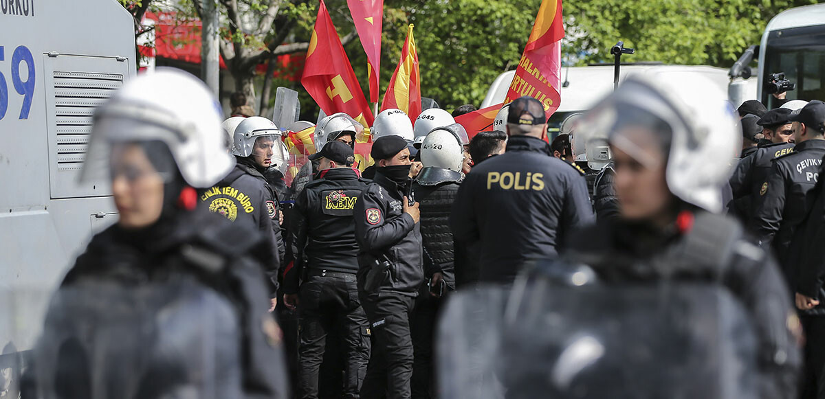 Taksim'e çıkan yollar bariyerler ile kapatılarak güvenlik önlemleri had safhaya çıkarıldı