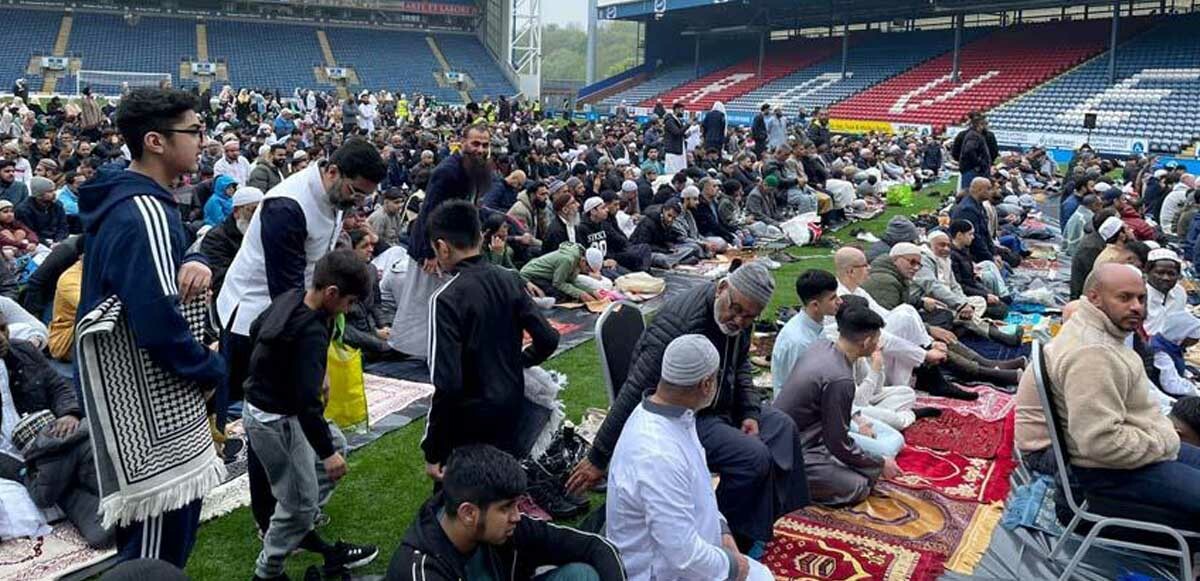 İngiltere&#039;de Müslümanlar bayram namazını stadyumda kıldı