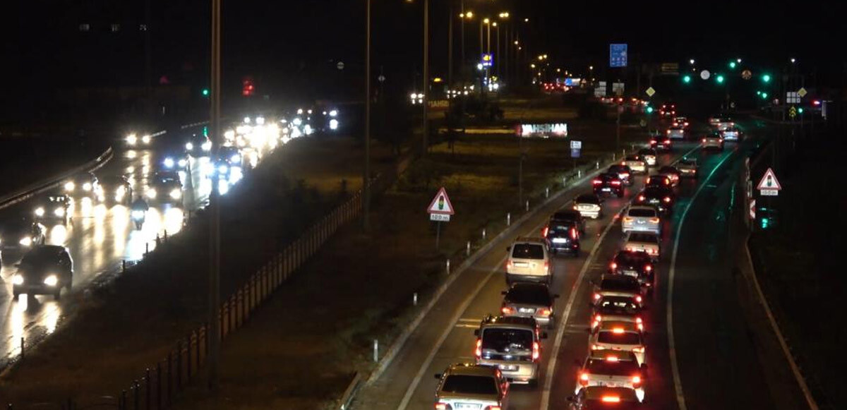 Tatilciler erken dönüşe geçti: Trafik yoğunluğu arttı