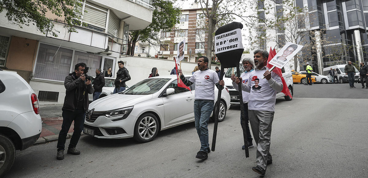 Diyarbakır anneleri HDP Genel Merkezi’ne siyah çelenk bıraktı