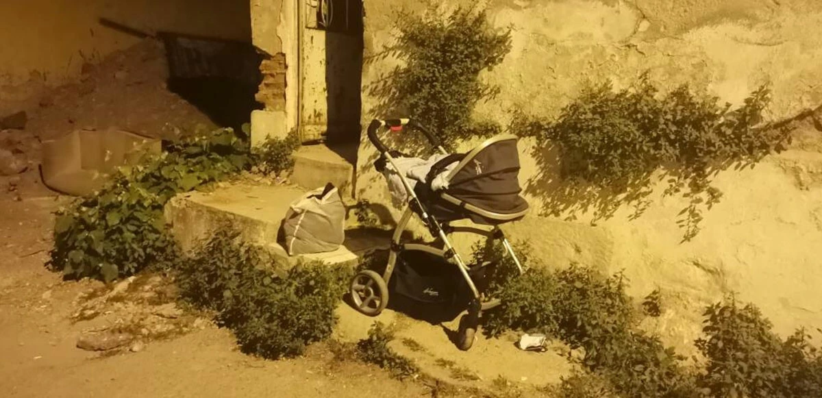 Yanında bebeği bulunan anne defalarca bıçaklandı