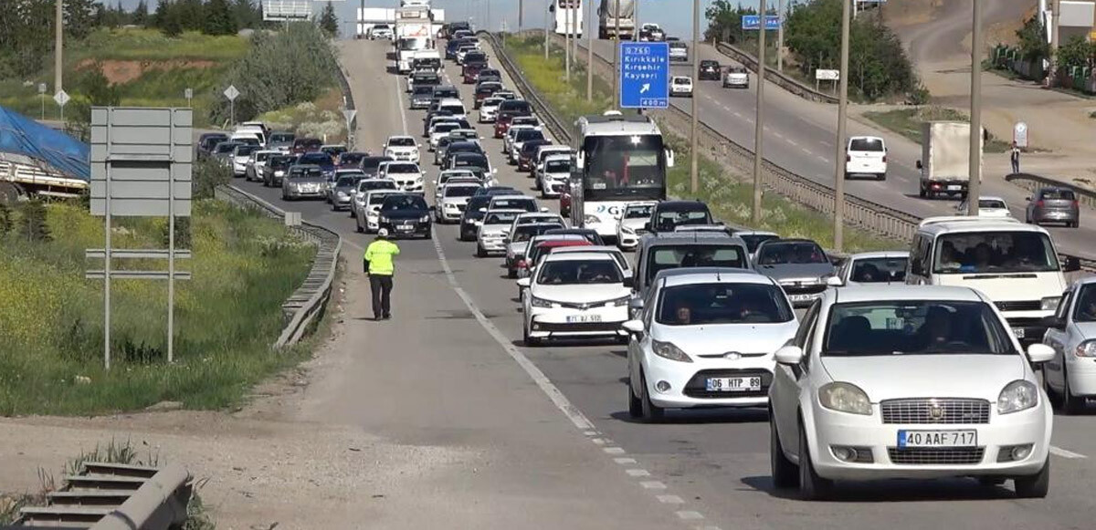 43 ilin geçiş noktasında trafik yoğunluğu: Tatilcilerin dönüş yolculuğu sürüyor