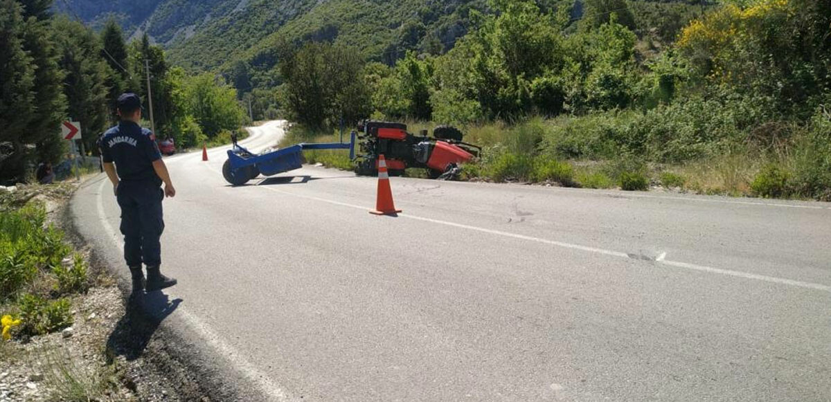 Devrilen traktörün altında kalan sürücü hayatını kaybetti