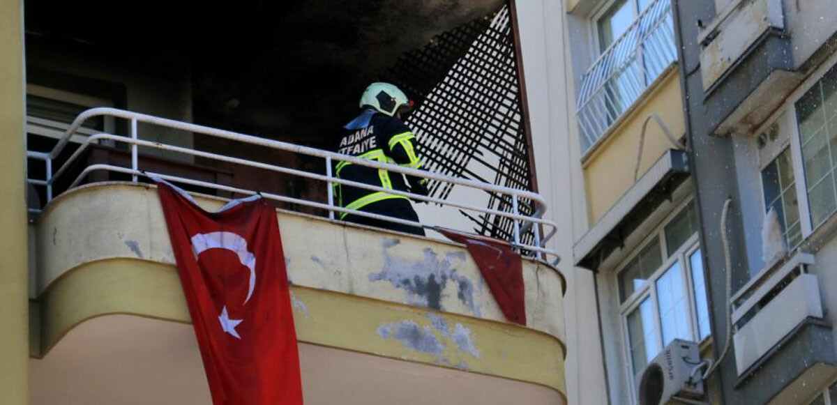 Yangında dairedeki tüm eşyalar küle döndü, Türk bayrakları sapasağlam kaldı