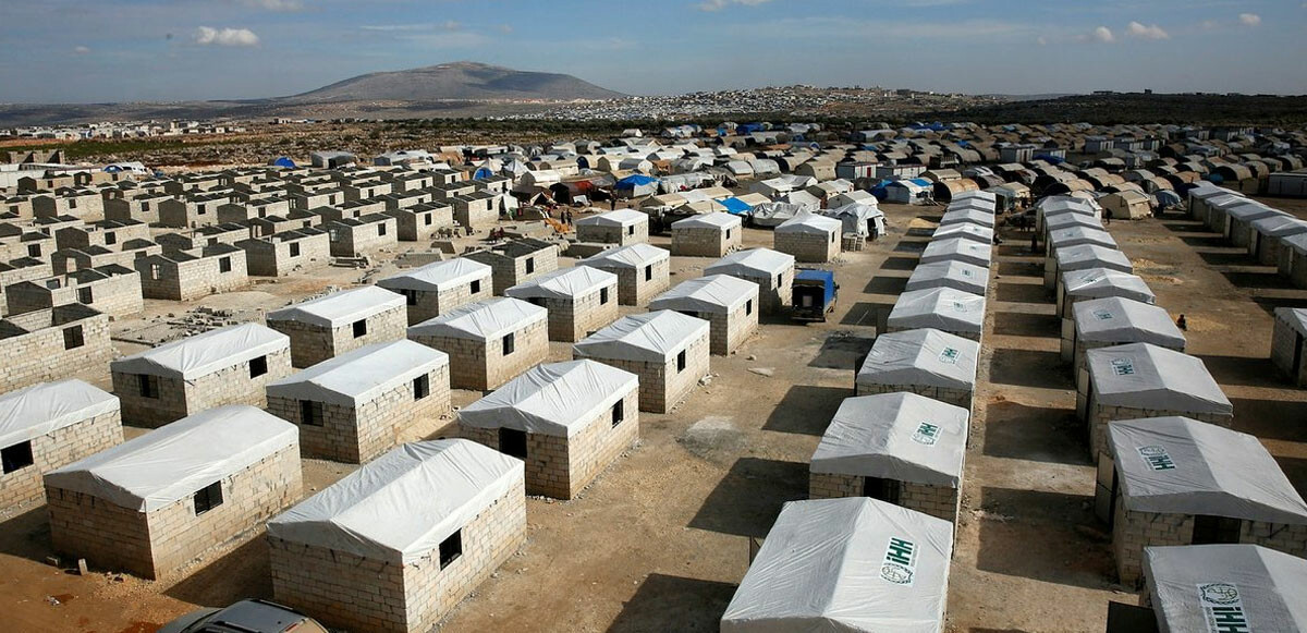 Türkiye’deki yardım kuruluşlarının, Suriyeliler için yapılan briket ev projeleri de aralıksız sürüyor