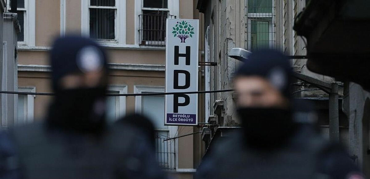 1 Mayıs kutlamalarını izlemek üzere Beyoğlu‘nda bulunan şüpheli, dinlenmek ve ihtiyaç gidermek adına HDP İstanbul İl Başkanlığına uğradı.