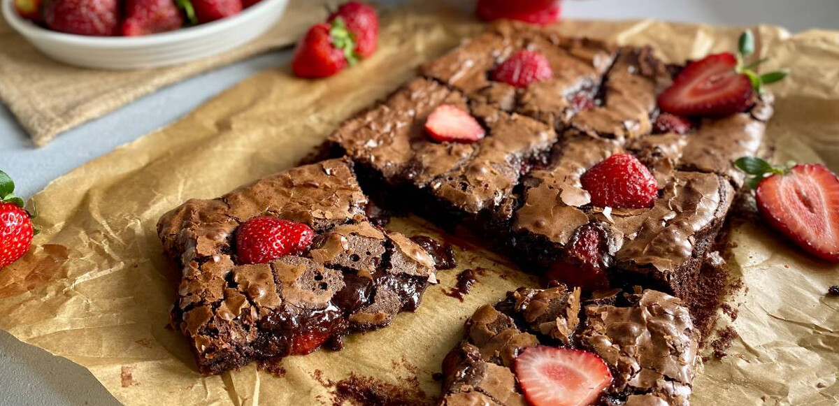Çikolata tutkunları için tatlı krizini bitirecek çilekli brownie tarifi: 15 dakikada yapılıyor, kıvamıyla mest ediyor