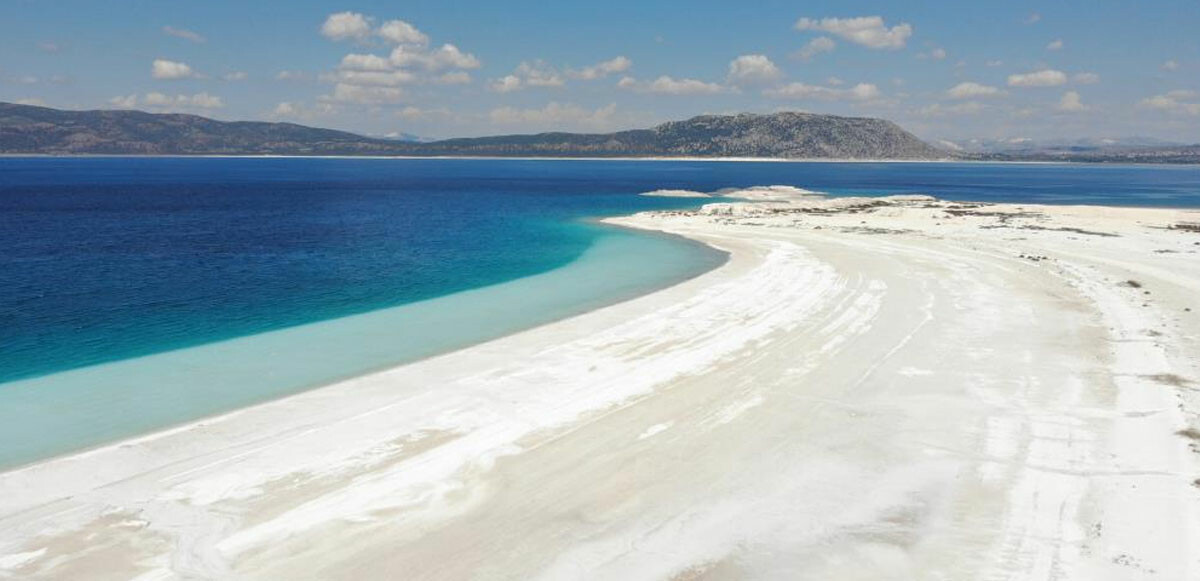 Kirliliğin Salda Gölü kıyısına yağan kar sularının taşıdığı çam ağaçları polenlerinden kaynaklandığı belirtildi.