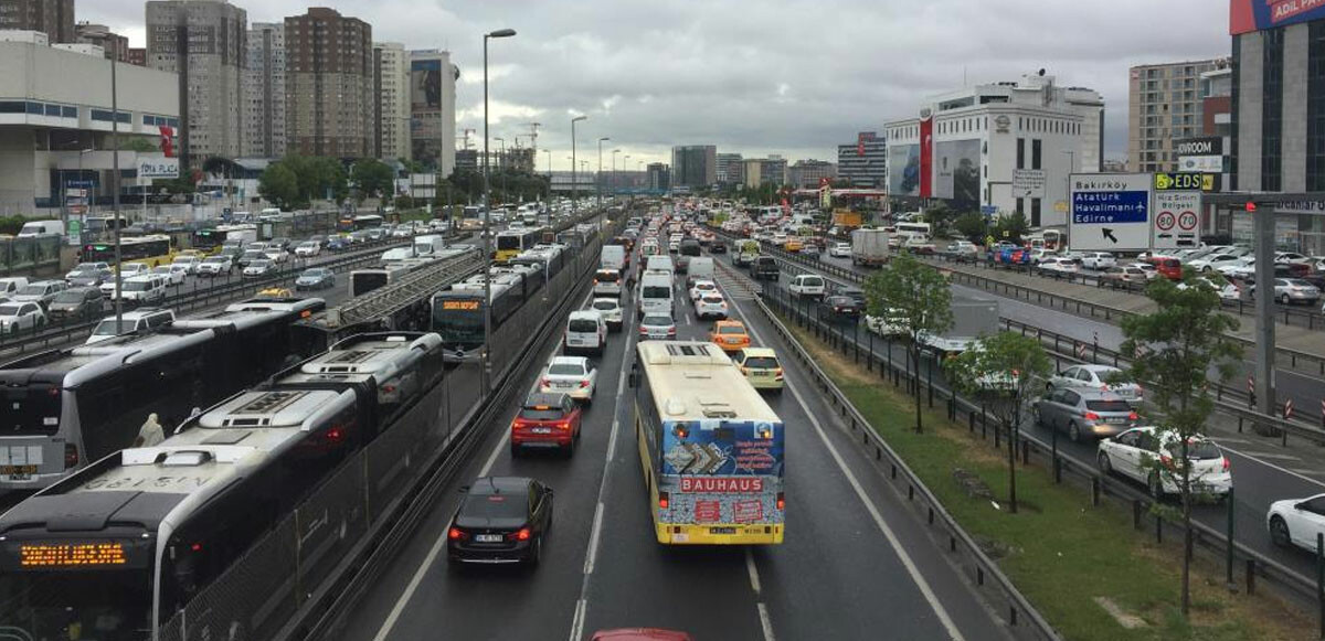 İstanbul'da akşam saatlerinde başlayan yağış trafiği felç etti.