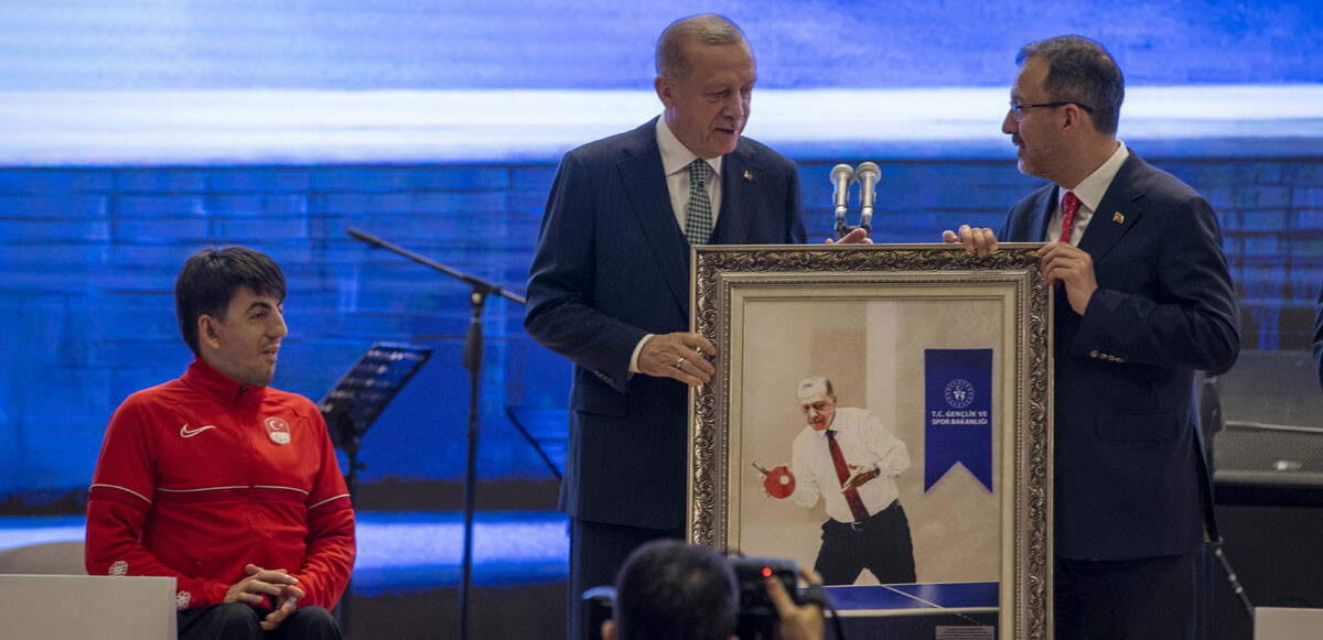 Bakan Kasapoğlu öğrencilerle masa tenisi oynarken çekilen fotoğrafının NFT'sini Erdoğan'a takdim etti.
