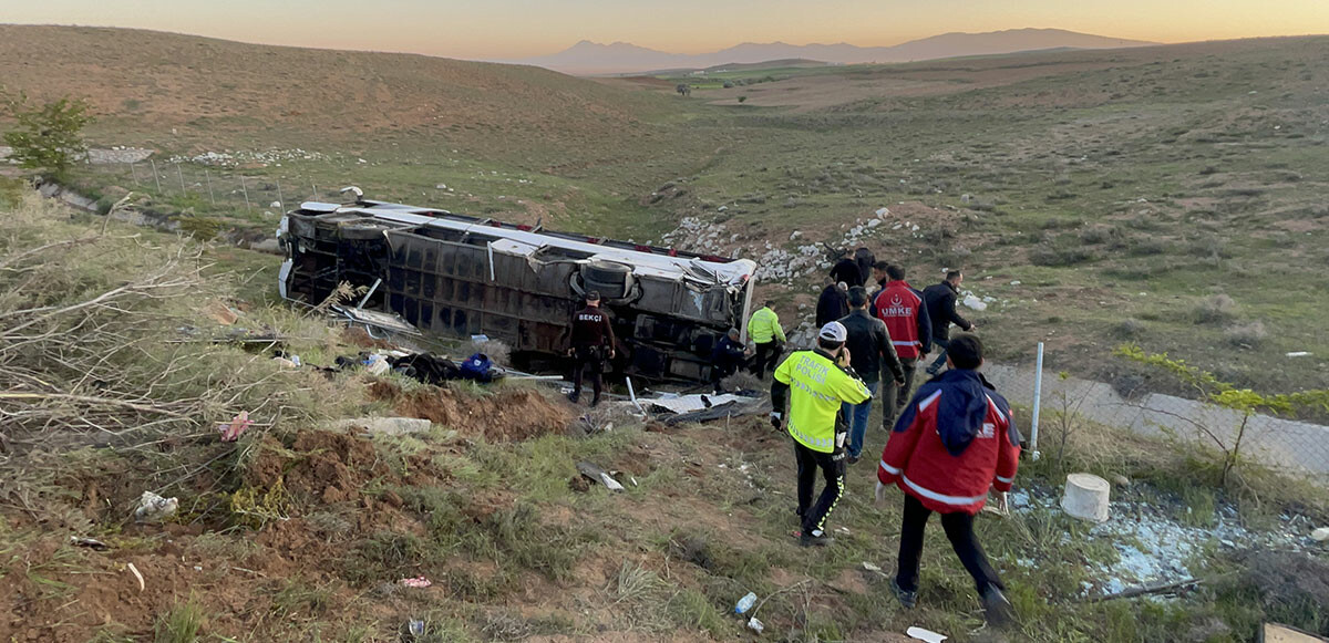 Son dakika: Niğde&#039;de üniversite öğrencilerini taşıyan otobüs devrildi! Ölü ve yaralılar var