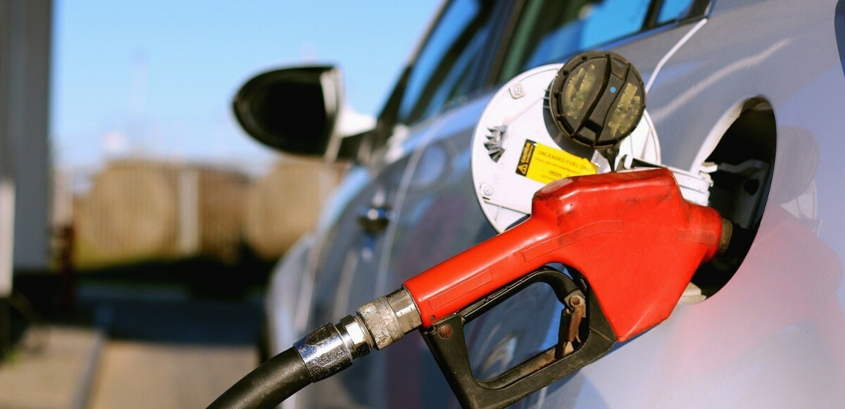 Brent petrol ABD'de en yoğun araç kullanımı olarak bilinen sürüş sezonu öncesi yükseldi.
