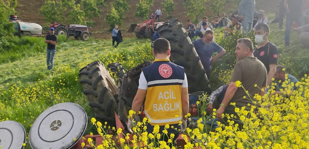 Ekipler, traktörü kaldırarak cenazeyi çıkardı.