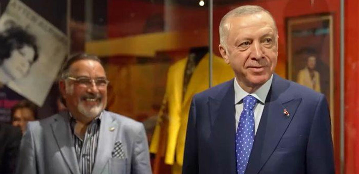 Erdoğan ve katılımcılar, sergide farklı enstrümanlarla icra edilen şarkı ve türkülere eşlik etti.